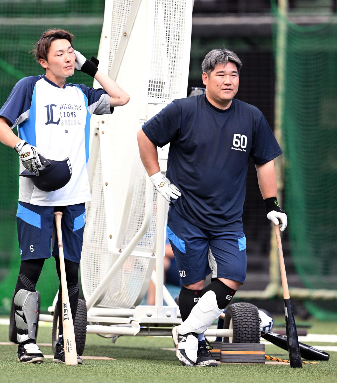 西武対日本ハム　短パン姿で試合前練習する、1軍に合流した西武中村（右）と源田（撮影・滝沢徹郎）
