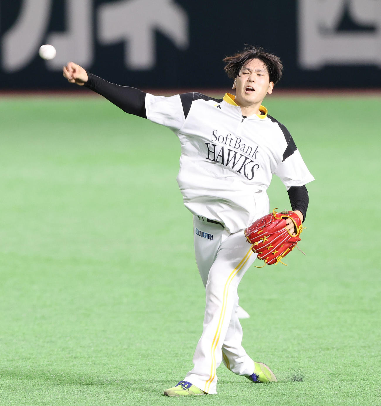 キャッチボールで調整する石川柊太（撮影・梅根麻紀）