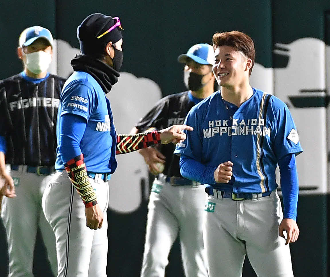 新庄監督（左）と談笑する吉田（2022年6月26日撮影）
