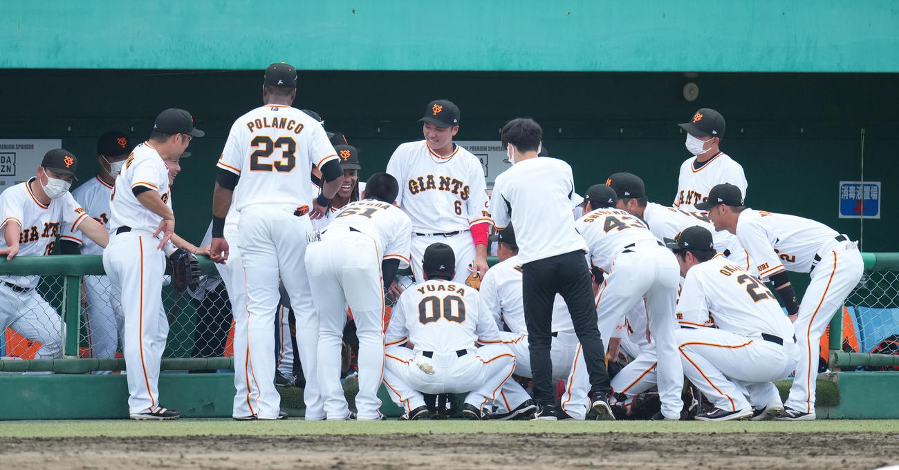 巨人対中日　試合前、円陣を組む巨人ナイン（撮影・菅敏）