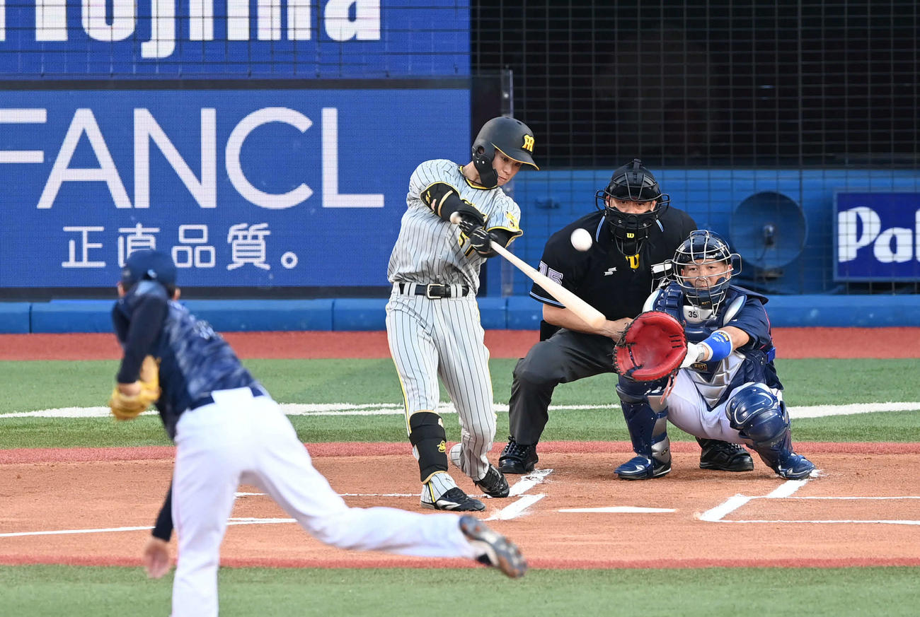 DeNA対阪神　1回表阪神無死、中野は中堅へ二塁打を放つ。投手大貫（撮影・山崎安昭）