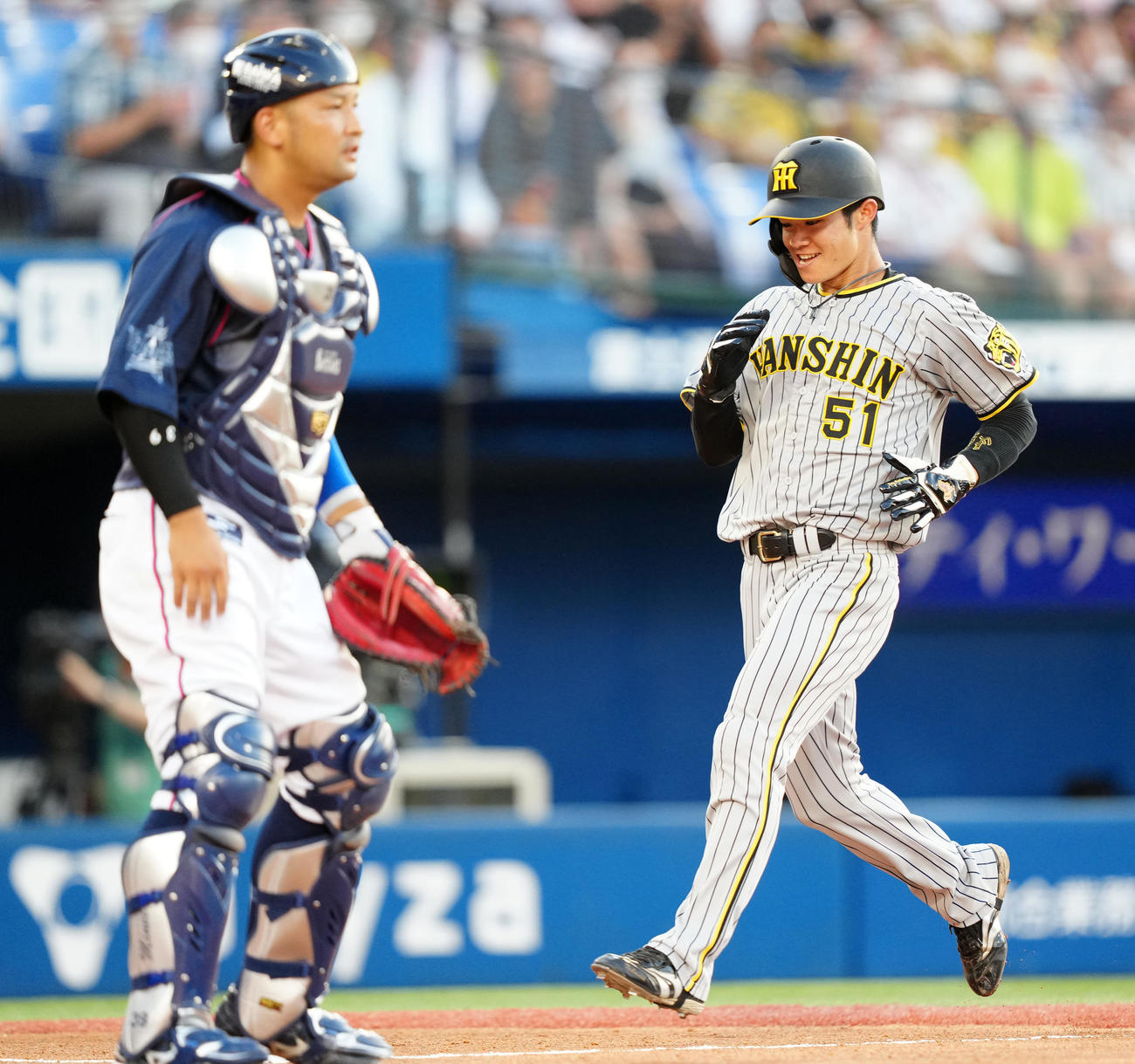 DeNA対阪神　1回表阪神無死二塁、島田の右前打で相手が失策し生還する中野（右）（撮影・江口和貴）