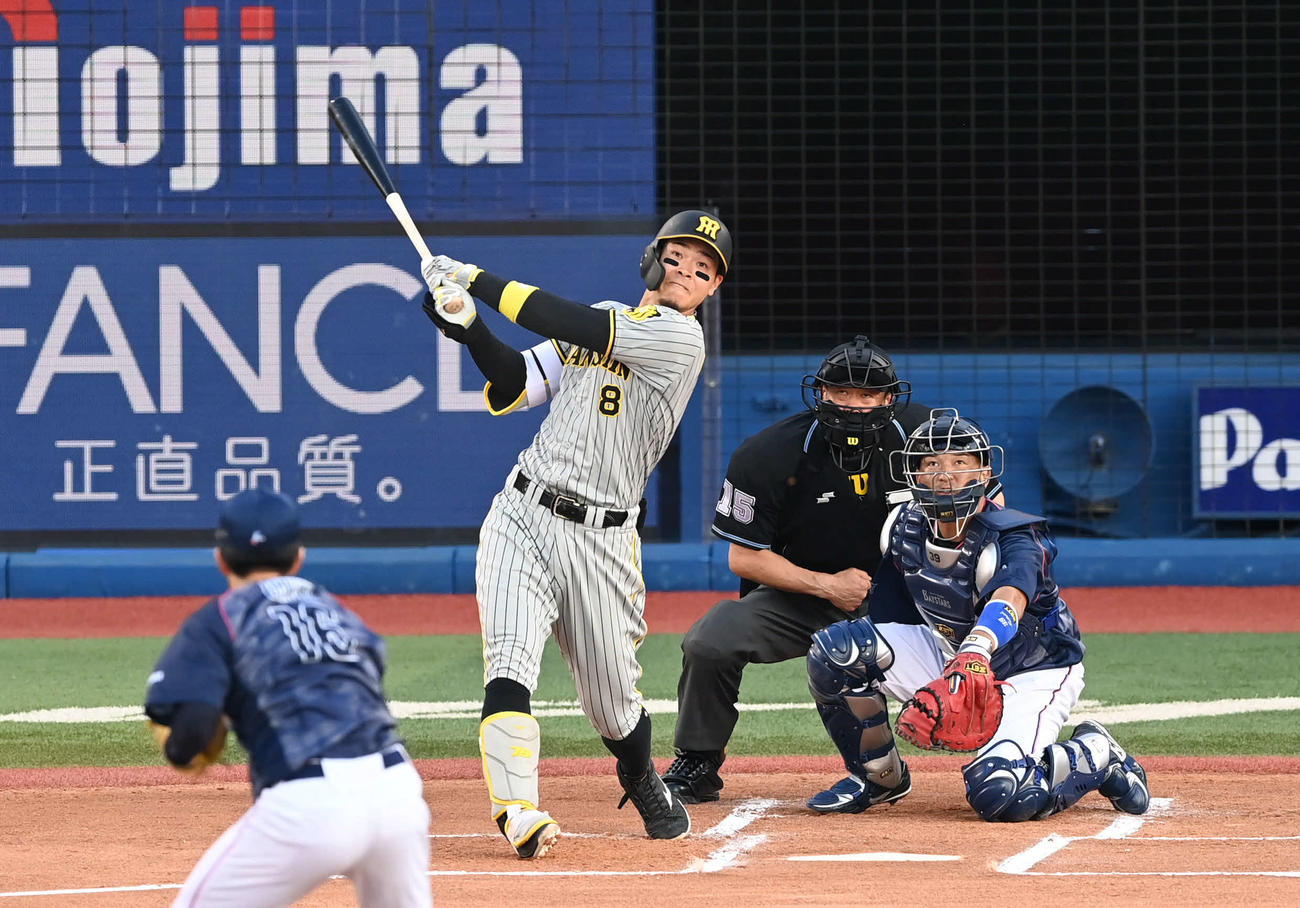 DeNA対阪神　1回表阪神1死三塁、佐藤輝は中犠飛を放つ。投手大貫（撮影・山崎安昭）