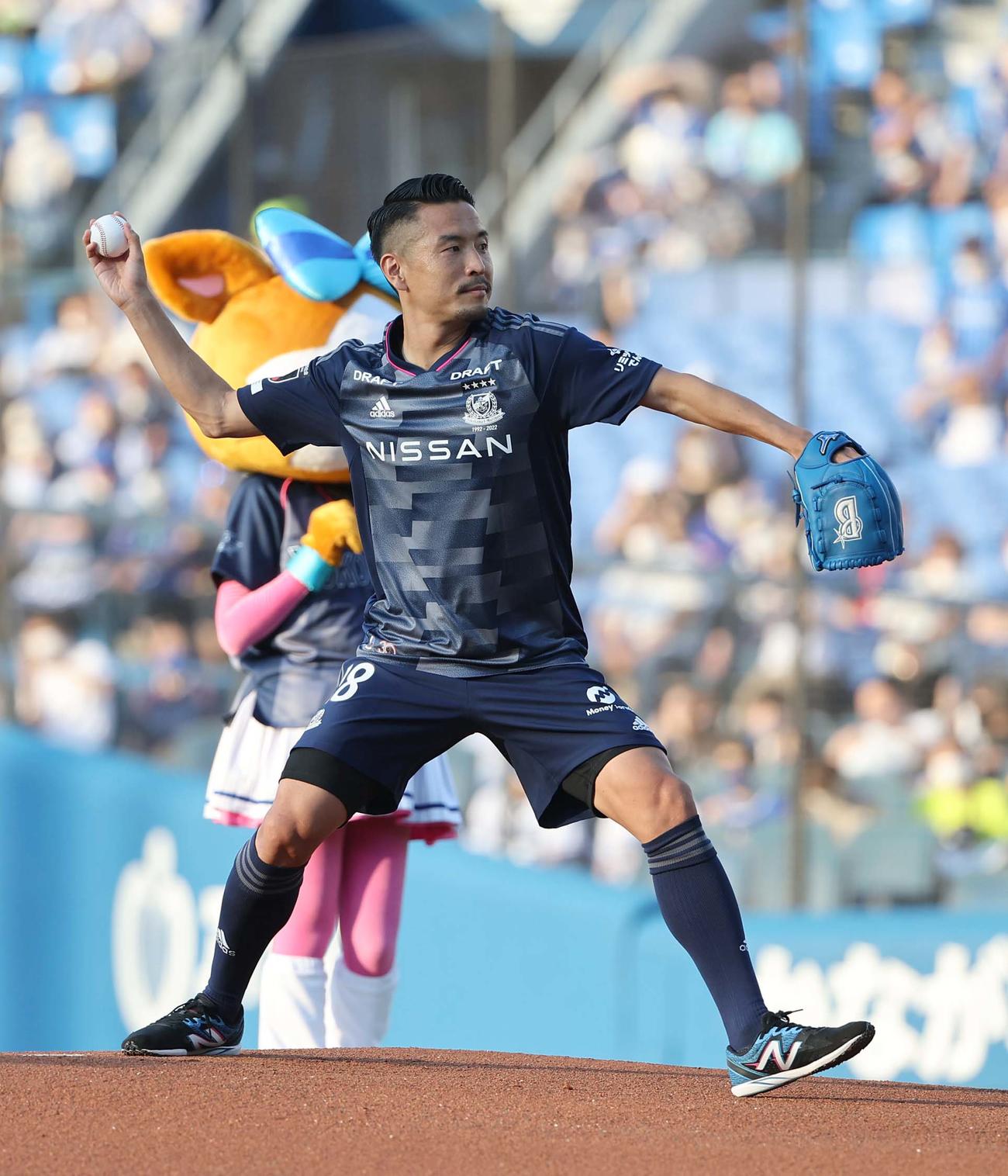 DeNA対阪神　始球式で投球する横浜FM水沼宏太（撮影・上田博志）
