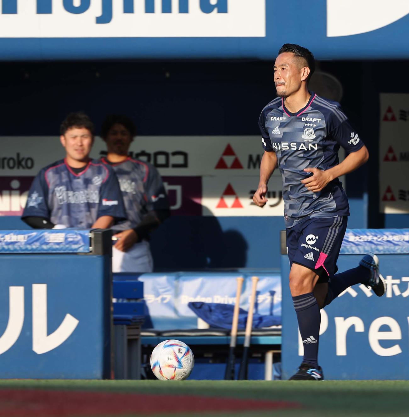DeNA対阪神　始球式を務める横浜FM水沼はドリブルしてマウンドへ向かう（撮影・上田博志）