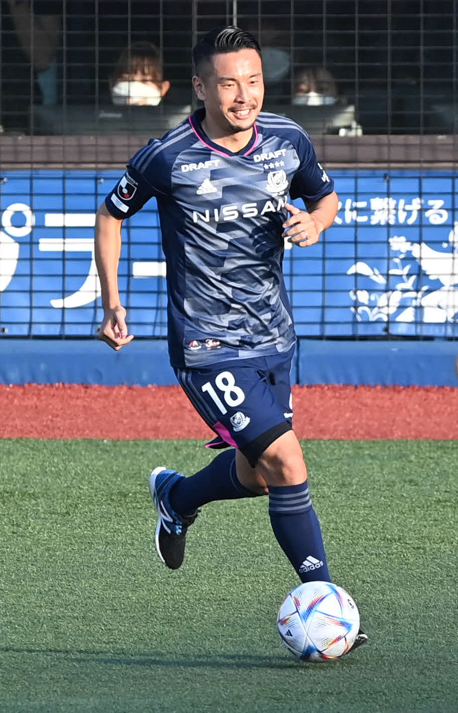 DeNA対阪神　始球式にドリブルで登場した横浜水沼（撮影・山崎安昭）