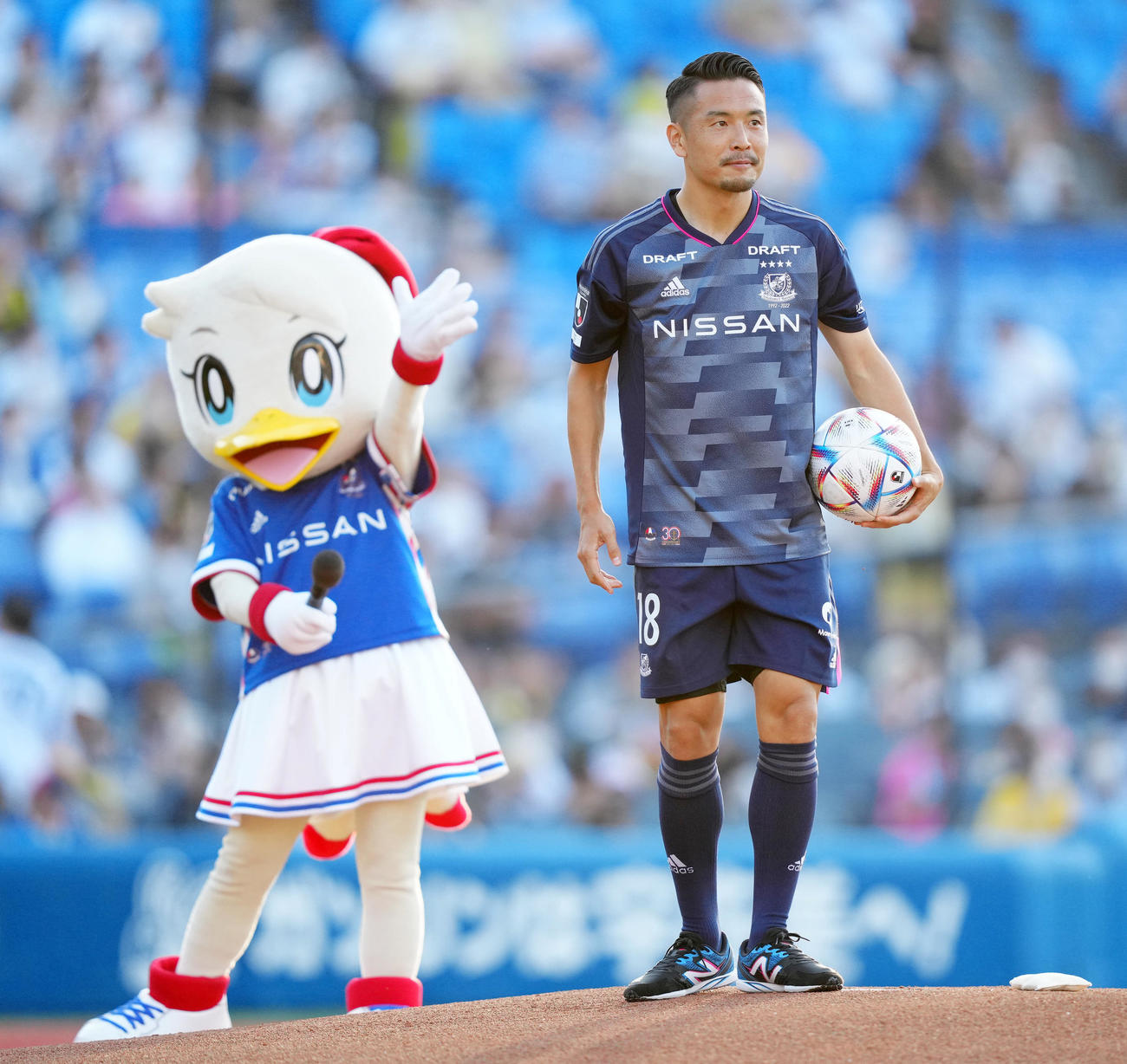 DeNA対阪神　始球式に臨むJリーグ横浜の水沼（撮影・江口和貴）