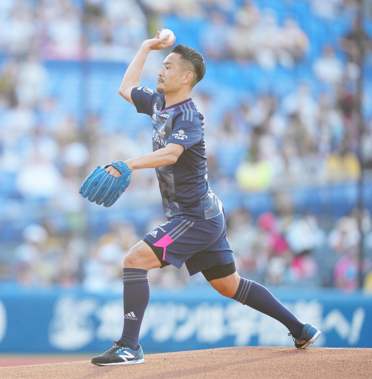 DeNA対阪神　始球式に臨むJリーグ横浜の水沼（撮影・江口和貴）
