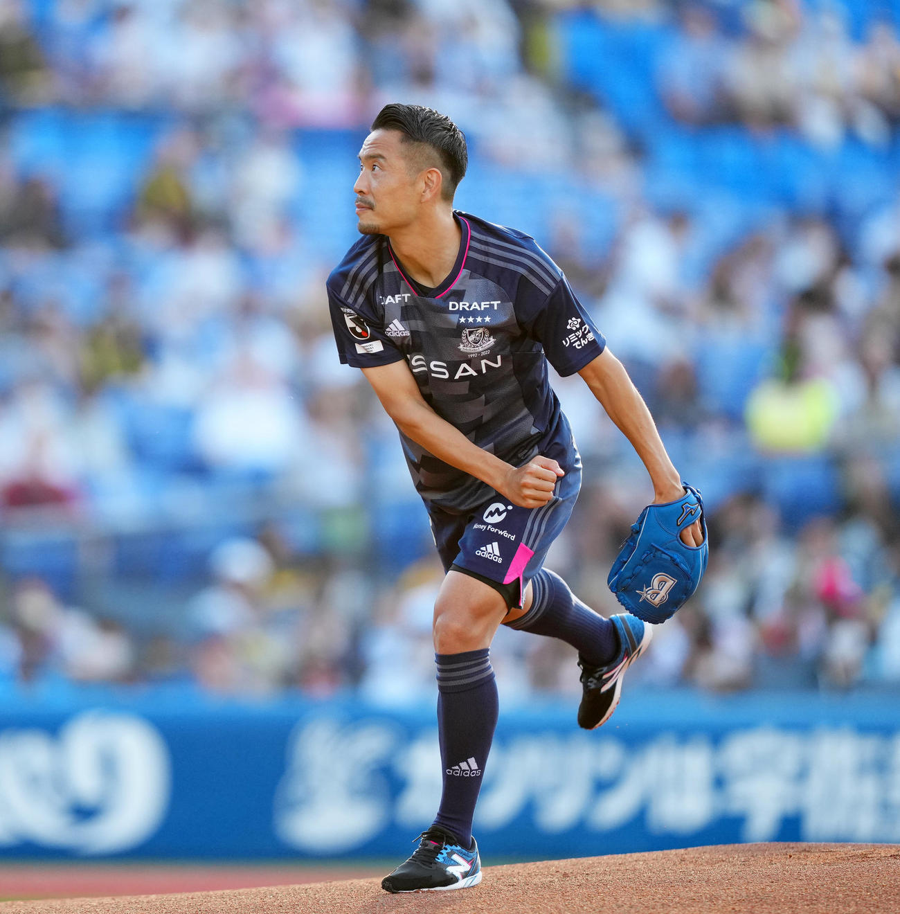 DeNA対阪神　始球式に臨むJリーグ横浜の水沼（撮影・江口和貴）