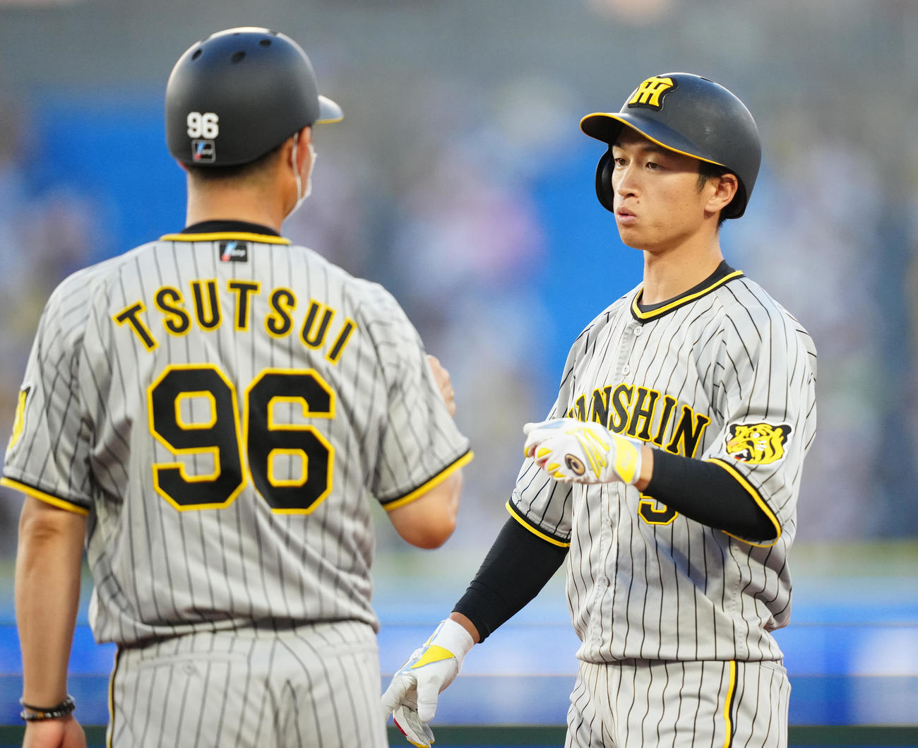 DeNA対阪神　3回表阪神2死一塁、右前打を放った近本（右）（撮影・江口和貴）