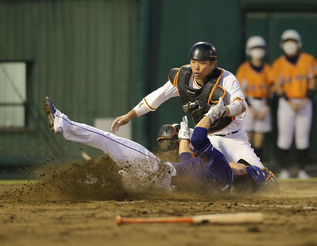 巨人対中日　4回表中日2死一、二塁、石橋の左前打で阿部が生還を試みるも、ウォーカーの送球を捕球し走塁死にする大城（撮影・河田真司）