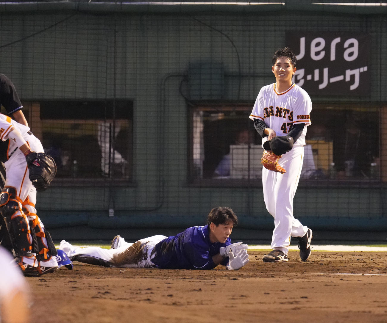 巨人対中日　4回表中日2死一、二塁、石橋の左前打で二塁から本塁を狙うもアウトとなる阿部（手前）を前に笑顔を見せる高橋（撮影・菅敏）
