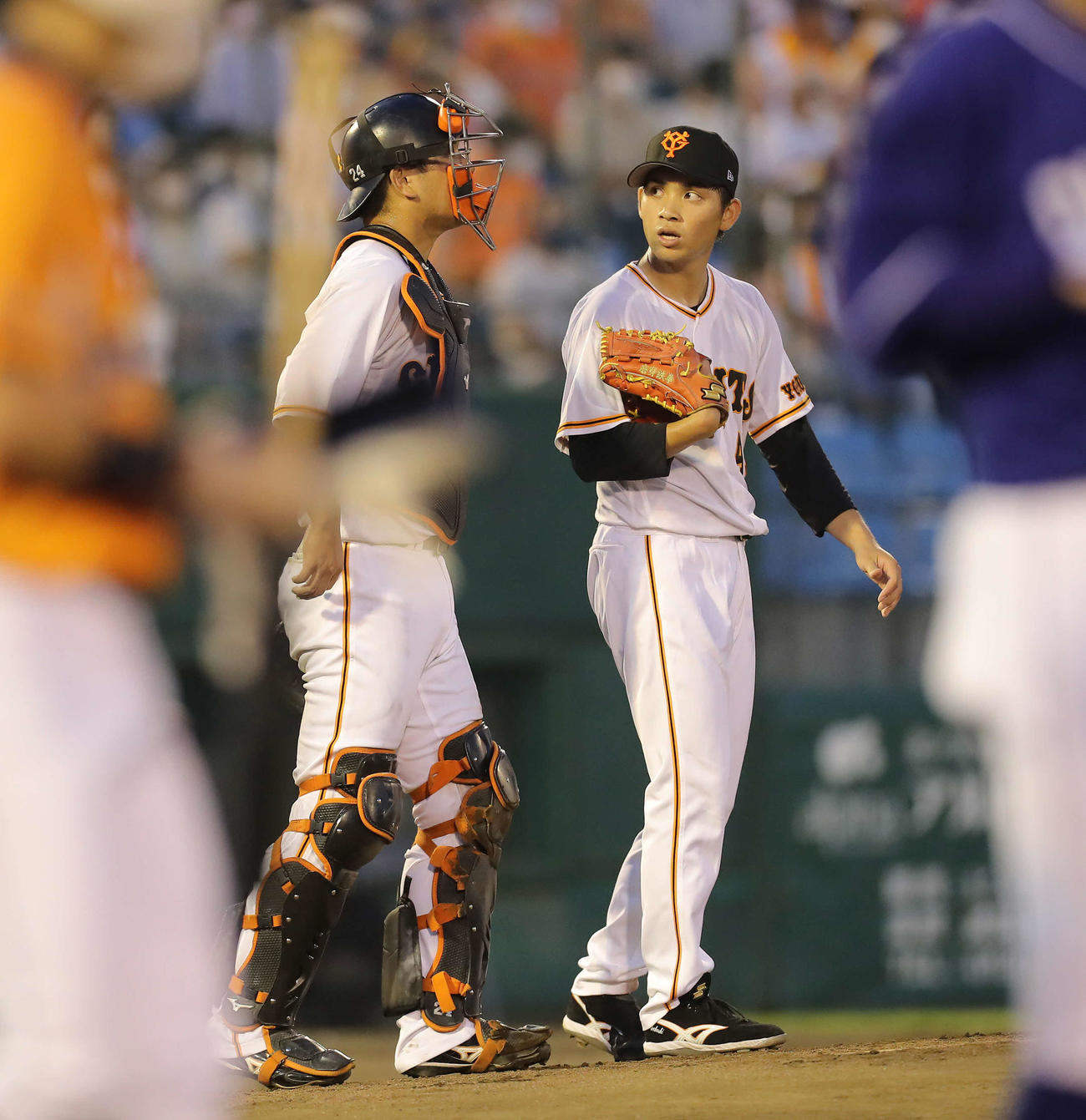 巨人対中日　4回表中日2死二塁、言葉を交わす大城（左）と高橋（撮影・河田真司）