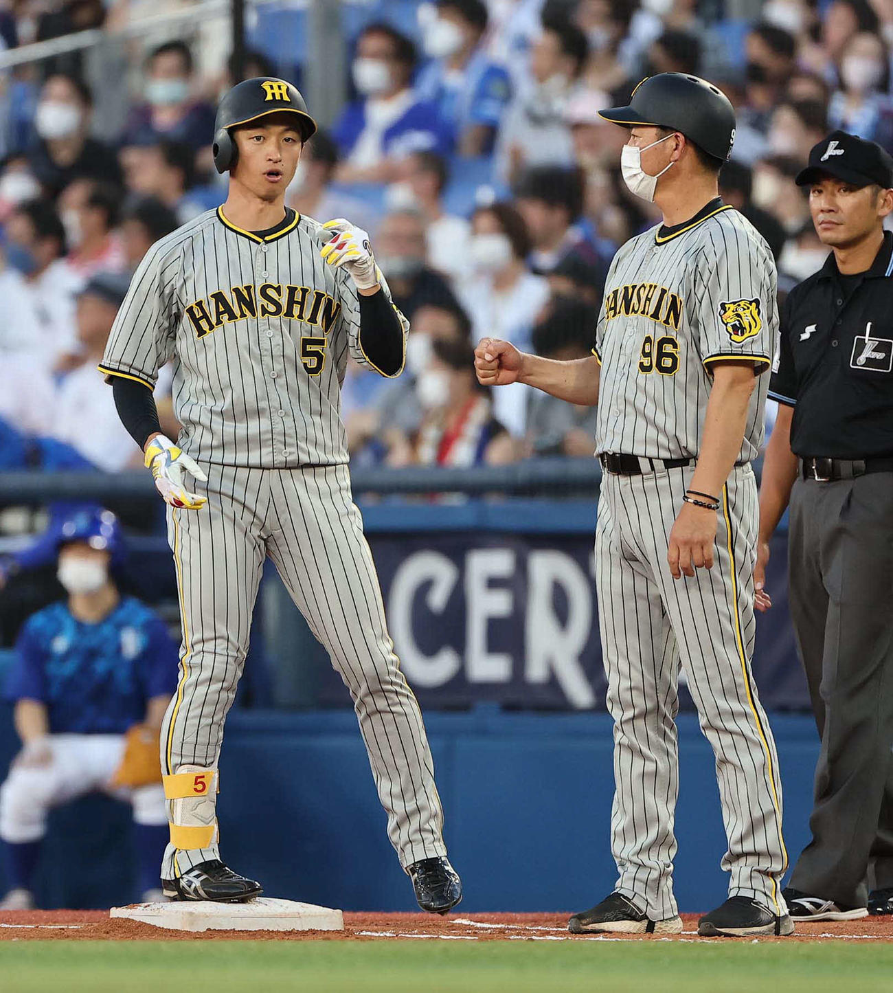 DeNA対阪神　3回表阪神2死一塁、近本は右前安打を放つ（撮影・上田博志）