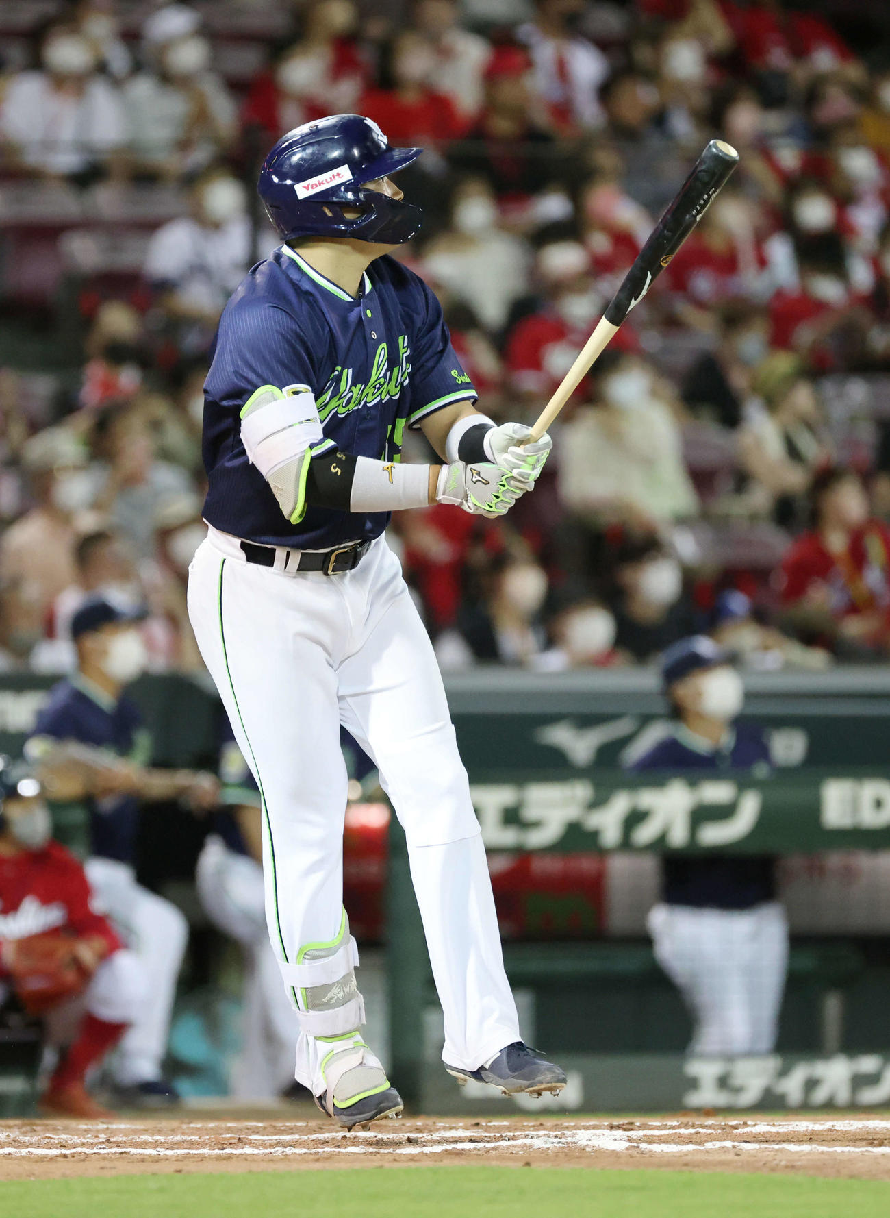 広島対ヤクルト　6回表ヤクルト1死一、三塁、村上は逆転の左中間越え3点本塁打を放つ（撮影・加藤孝規）