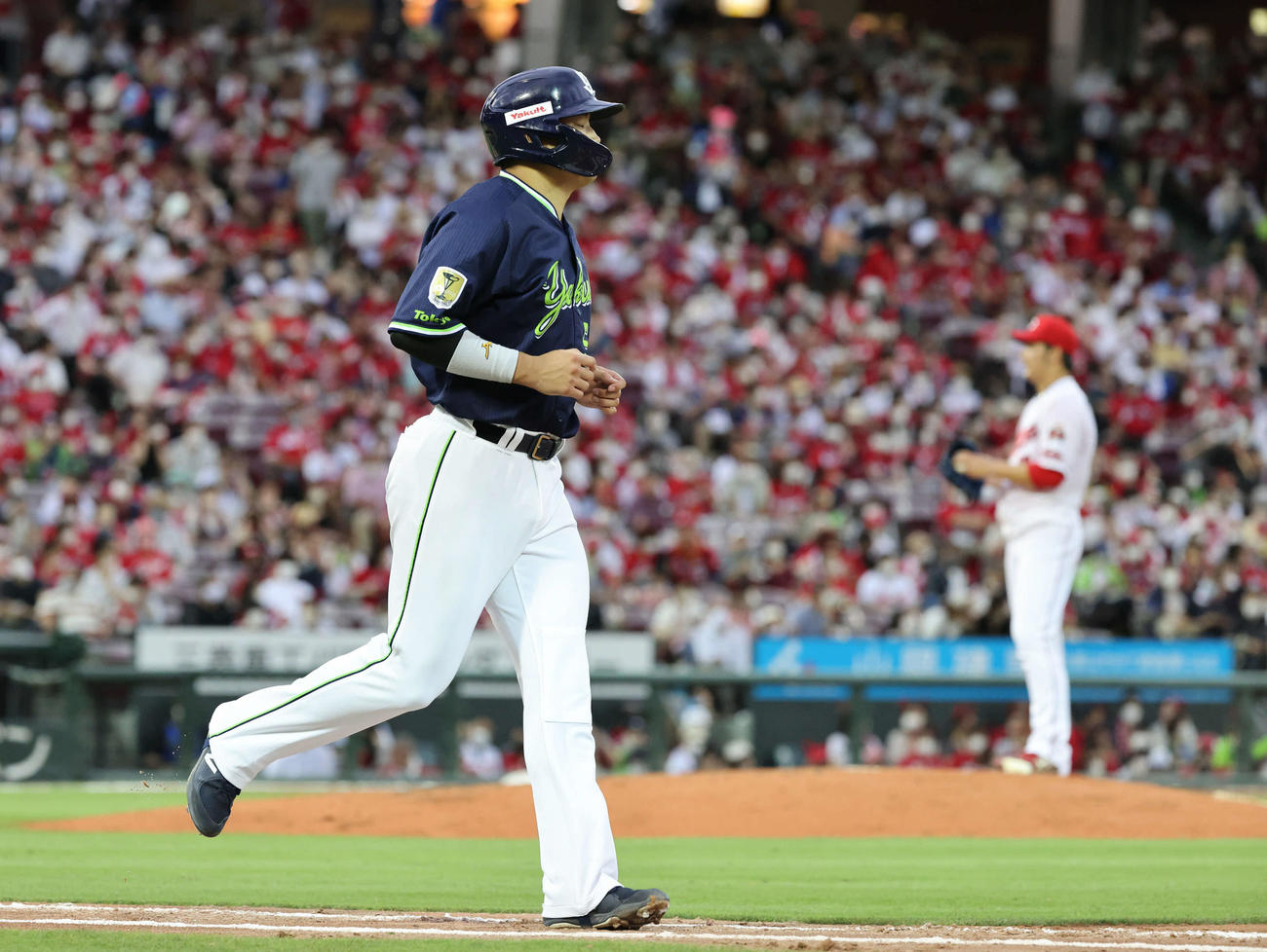 広島対ヤクルト　4回表ヤクルト2死一塁、村上は申告敬遠。右は床田（撮影・加藤孝規）