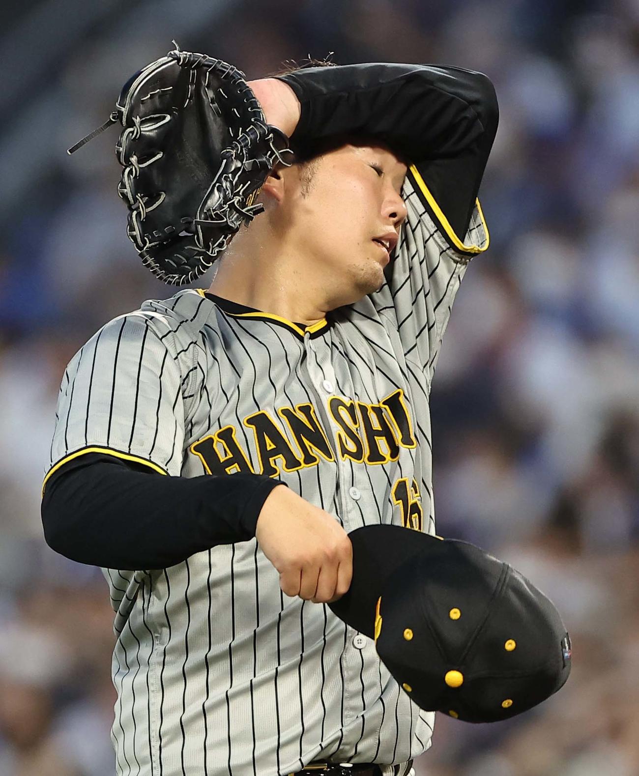 DeNA対阪神　3回、DeNAに追いつかれた西勇は汗をぬぐいながらベンチに引き揚げる（撮影・上田博志）