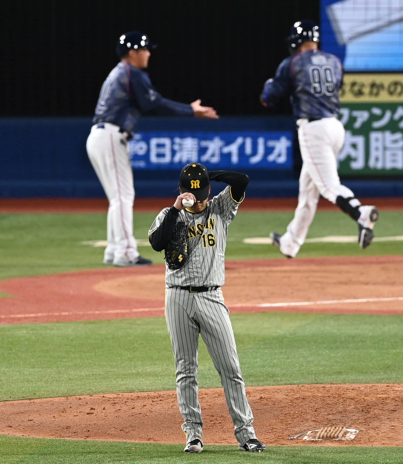 DeNA対阪神　5回裏DeNA無死、西勇はソト（後方右）にソロ本塁打を許す（撮影・山崎安昭）
