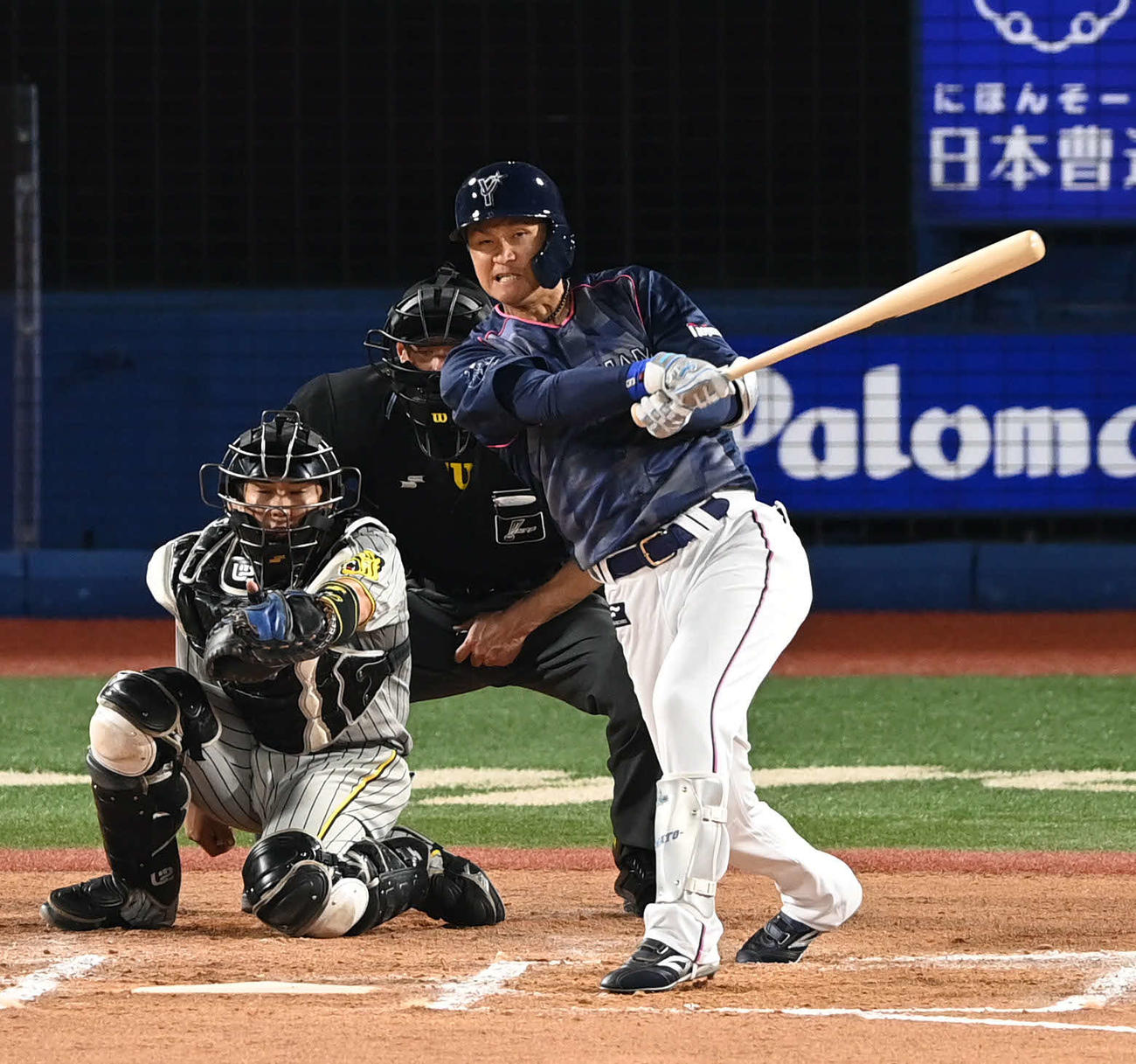 DeNA対阪神　6回裏DeNA2死一、二塁、大和は中前適時打を放つ（撮影・山崎安昭）
