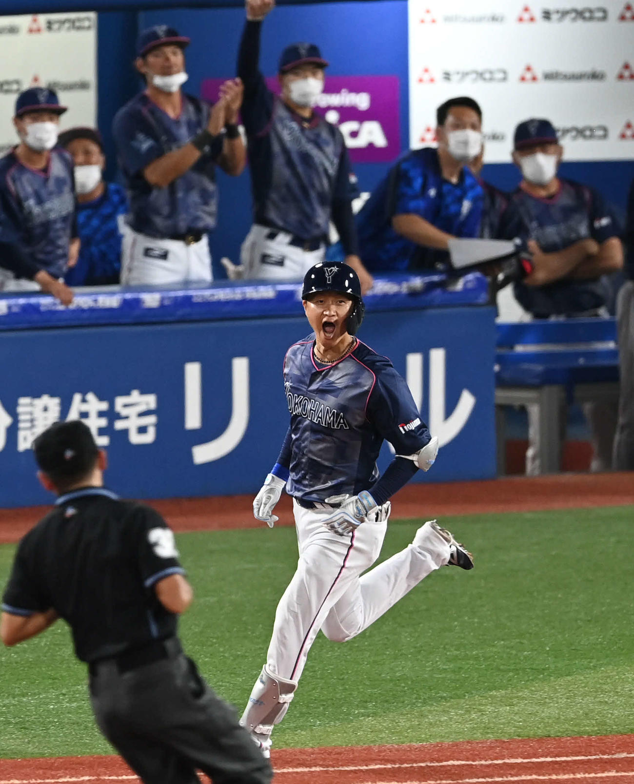 DeNA対阪神　6回裏DeNA2死一、二塁、適時打を放ち雄たけびを上げる大和（撮影・山崎安昭）