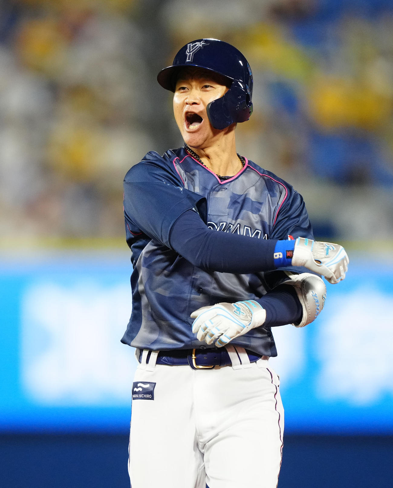 DeNA対阪神　6回裏DeNA2死一、二塁、中前適時打を放ち、雄たけびを上げる大和（撮影・江口和貴）