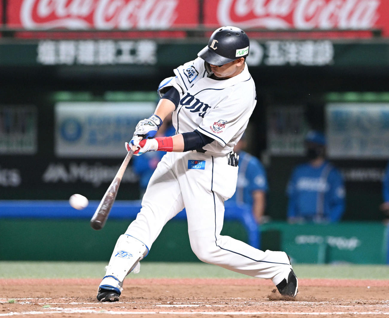 西武対日本ハム　8回裏西武1死一塁、栗山は同一球場1000安打となる右越え2点本塁打を放つ（撮影・滝沢徹郎）