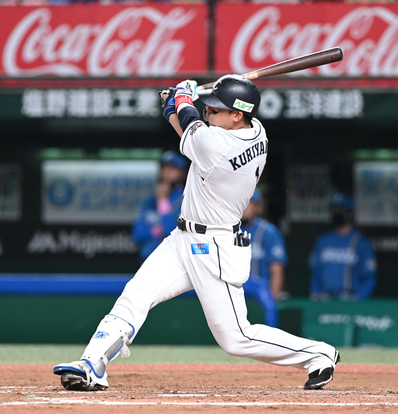 西武対日本ハム　8回裏西武1死一塁、栗山は同一球場1000安打となる右越え2点本塁打を放つ（撮影・滝沢徹郎）