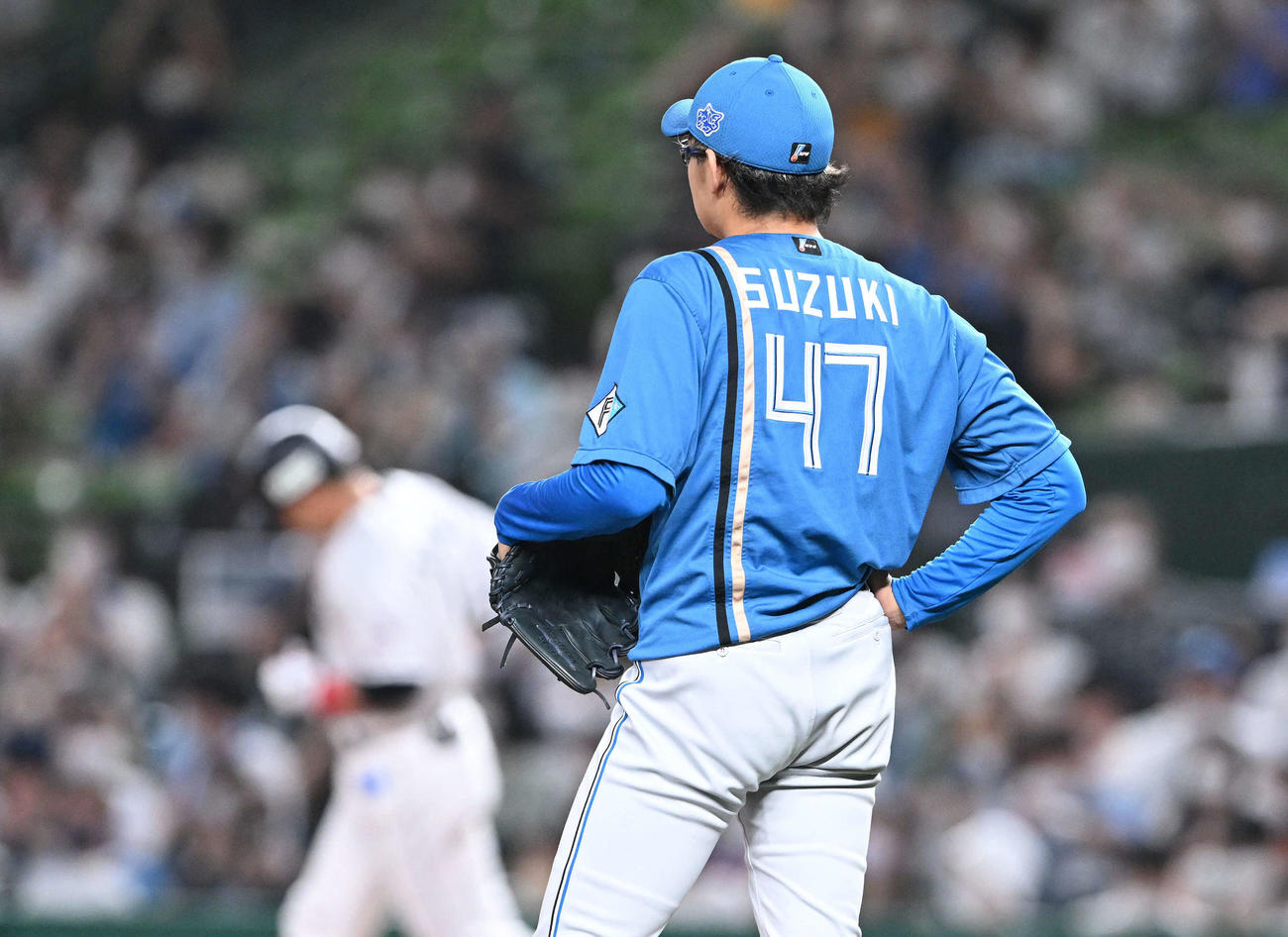 西武対日本ハム　8回裏西武1死一塁、栗山（奥）に2点本塁打を浴びる鈴木（撮影・滝沢徹郎）