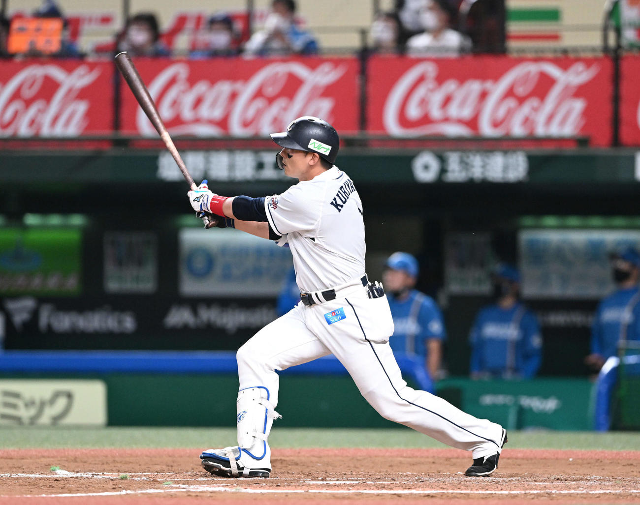 西武対日本ハム　8回裏西武1死一塁、栗山は同一球場1000安打となる右越え2点本塁打を放つ（撮影・滝沢徹郎）