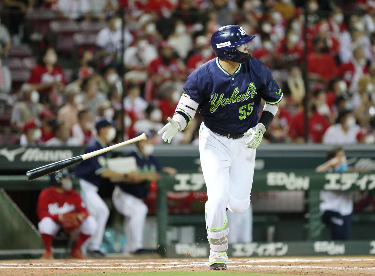 広島対ヤクルト　6回表ヤクルト1死一、三塁、村上は逆転の左中間越え3点本塁打を放つ（撮影・加藤孝規）