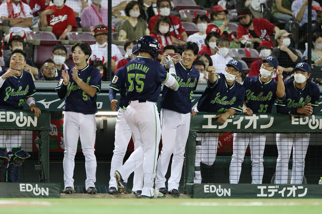 広島対ヤクルト　6回表ヤクルト1死一、三塁、逆転の左中間越え3点本塁打を放った村上を迎えるナイン（撮影・加藤孝規）