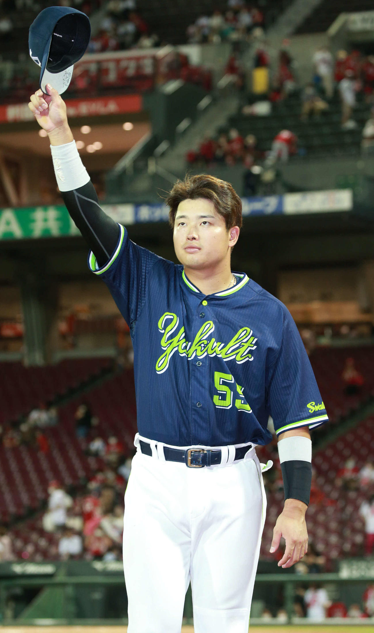 広島対ヤクルト　ファンの声援に応える村上