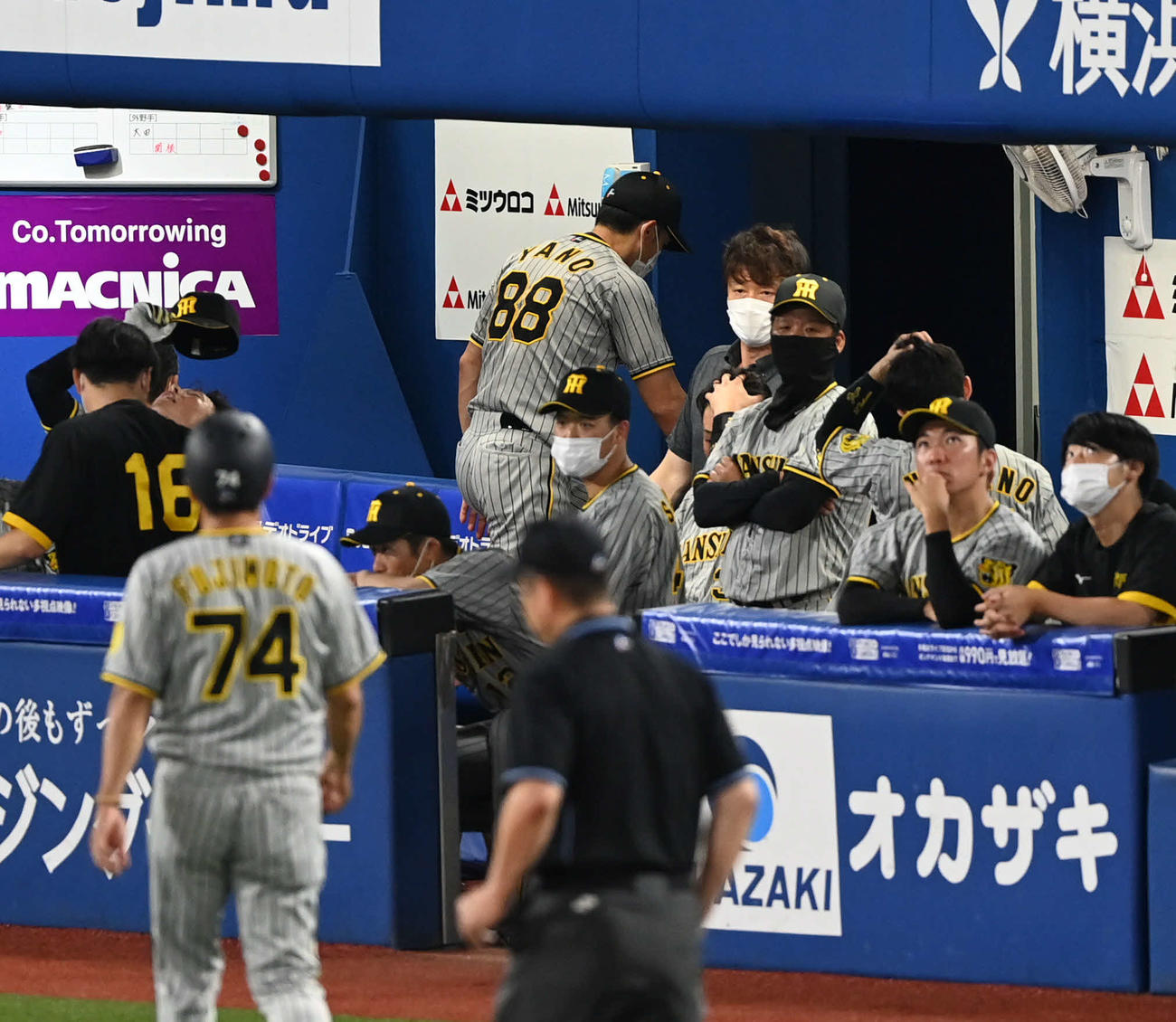 DeNA対阪神　逆転負けして引き揚げる阪神矢野監督（後方）（撮影・山崎安昭）