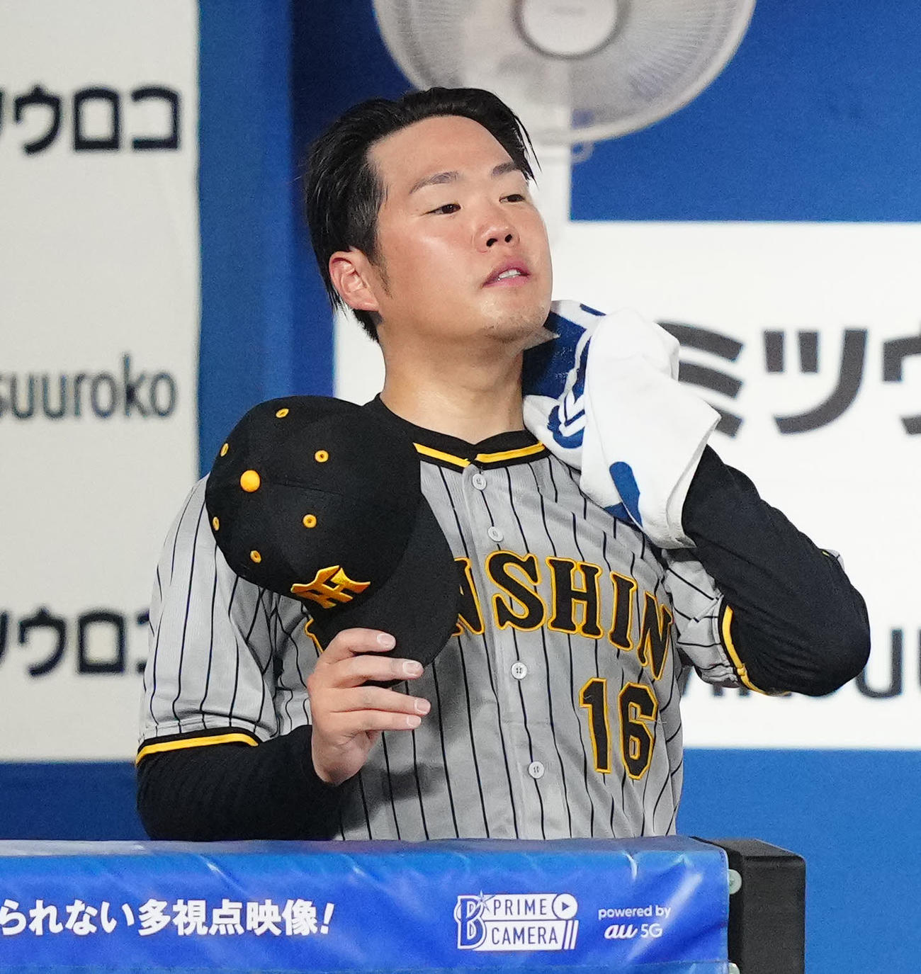 DeNA対阪神　6回裏途中で降板しベンチで汗をぬぐう阪神先発の西勇（撮影・江口和貴）