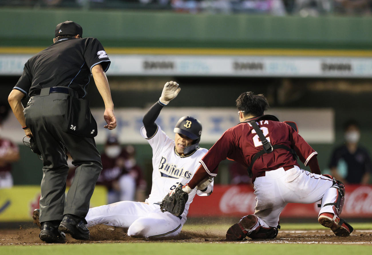 オリックス対楽天　5回裏オリックス2死一、二塁、二走中川（中央）は若月の右前打で本塁を狙うもタッチアウト。捕手太田（撮影・上山淳一）