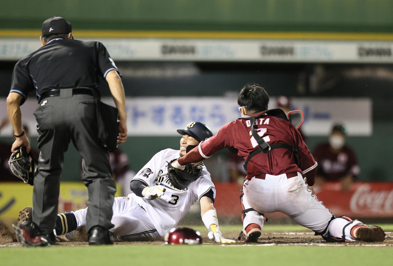 オリックス対楽天　7回裏オリックス2死二塁、二走安達（中央）は若月の左前打でホームを狙うもタッチアウト。捕手太田（撮影・上山淳一）