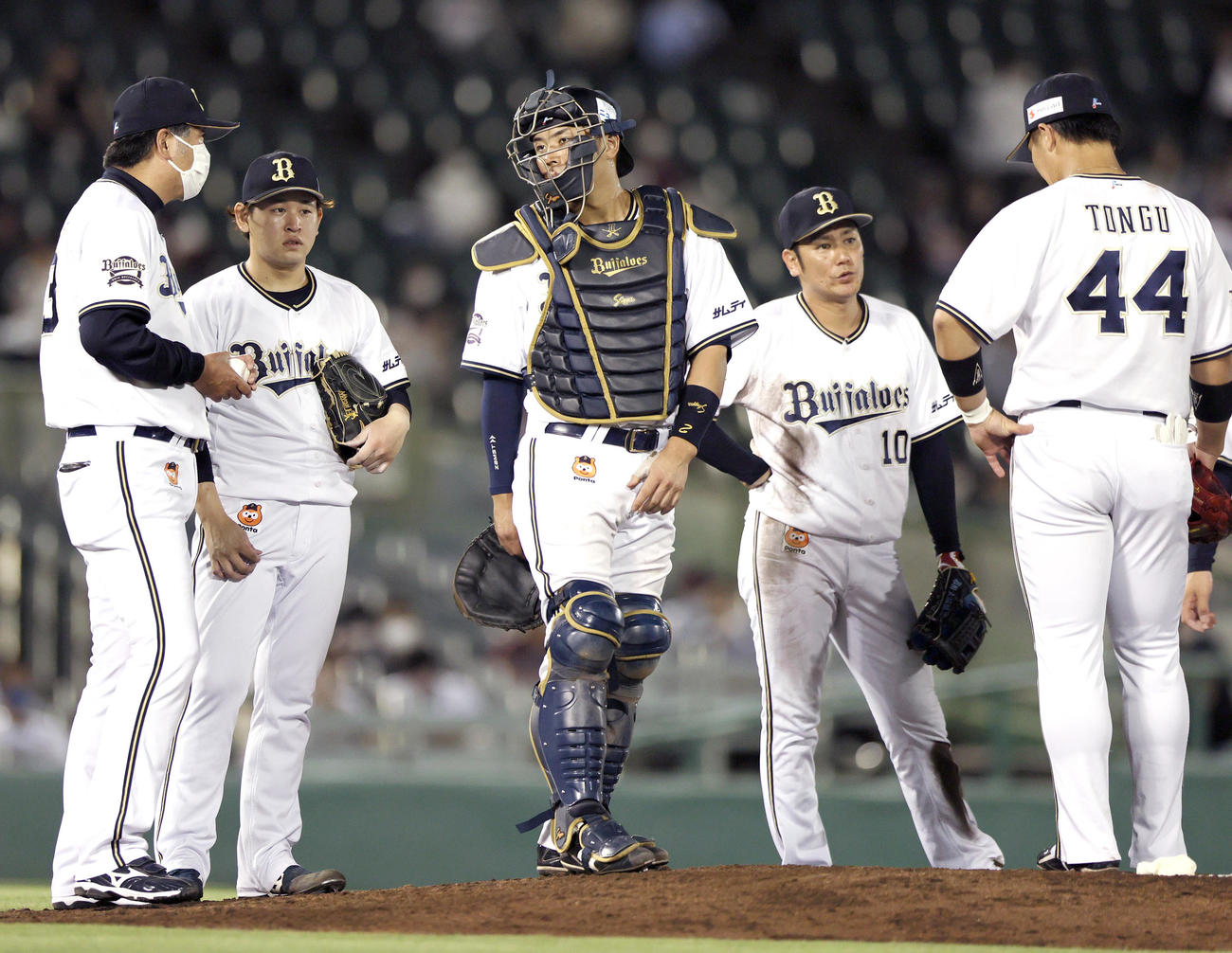オリックス対楽天　7回表楽天2死一、二塁、宮城（左から2人目）は打者銀次を前に降板となる（撮影・上山淳一）