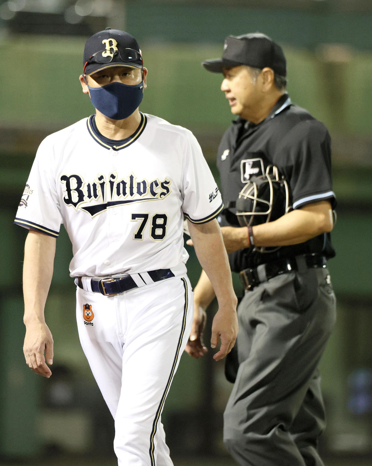 オリックス対楽天　7回表楽天2死一、二塁、オリックス中嶋監督（手前）は打者銀次を前に宮城を交代する（撮影・上山淳一）
