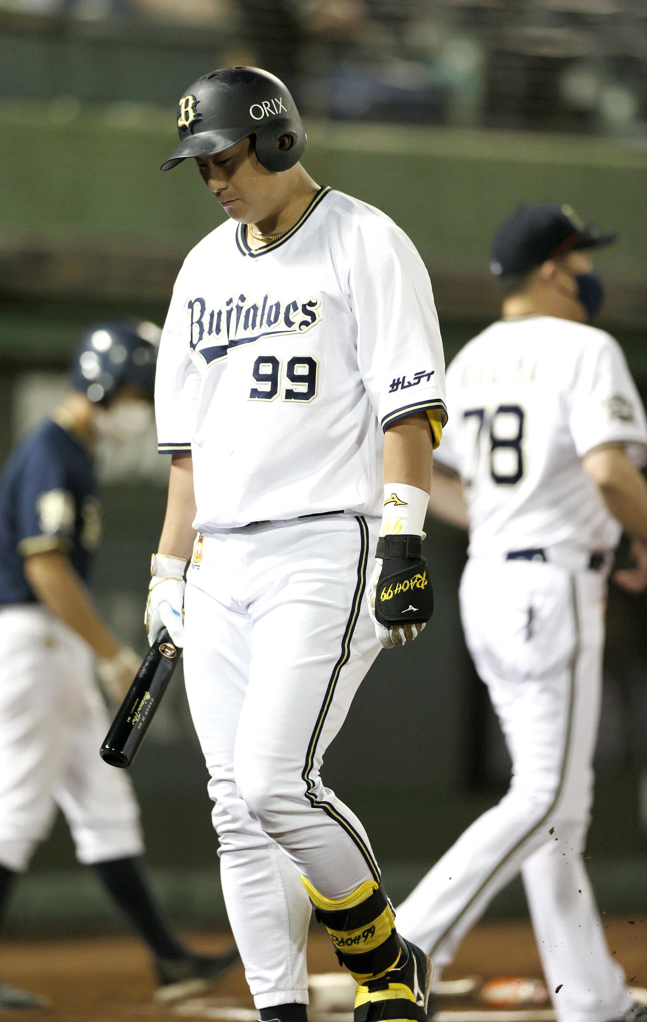 オリックス対楽天　8回裏オリックス2死三塁、杉本（手前）は空振り三振に終わり落胆する。右は中嶋監督（撮影・上山淳一）