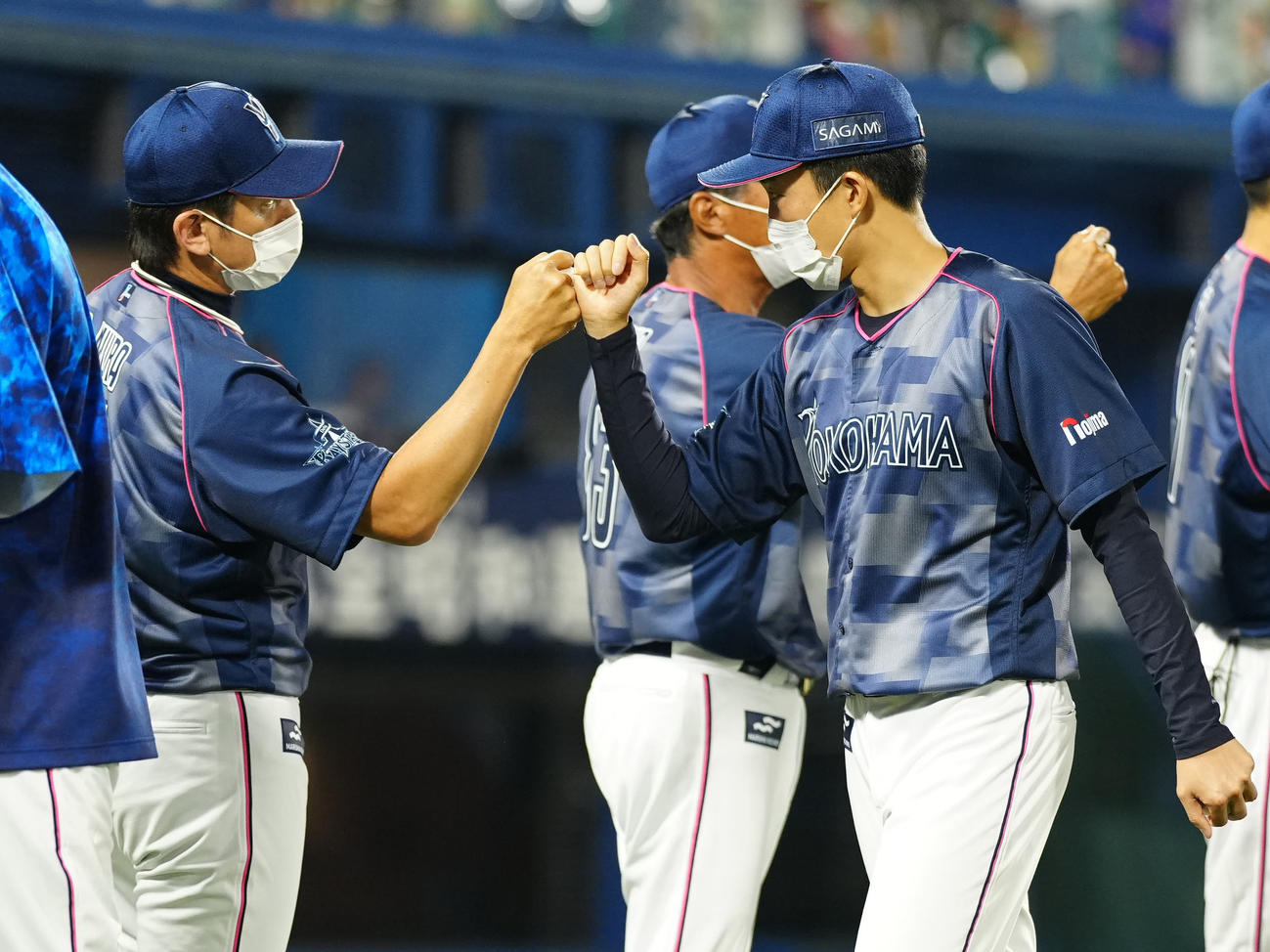 DeNA対阪神　試合後、DeNA三浦監督（左）と勝利のタッチを交わす大貫（撮影・江口和貴）