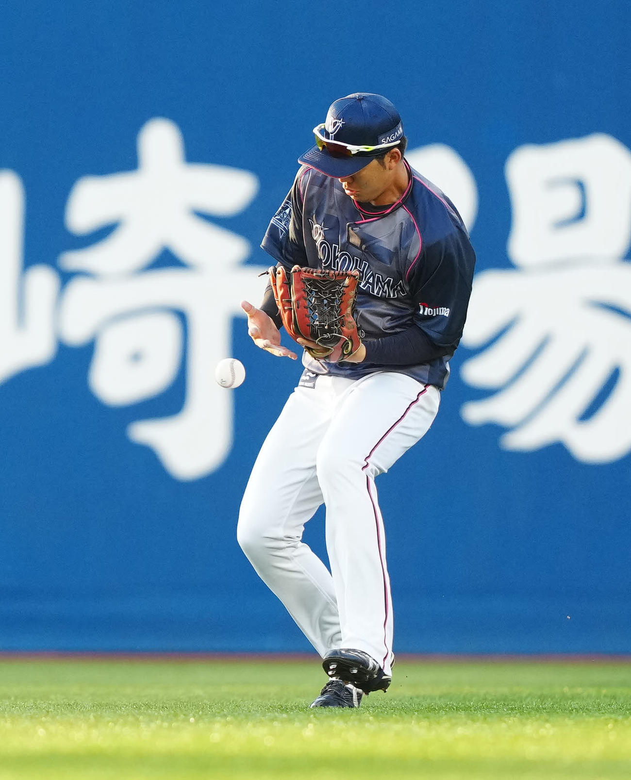 DeNA対阪神　1回表阪神無死二塁、右前打となった島田の打球をファンブルする楠本（撮影・江口和貴）