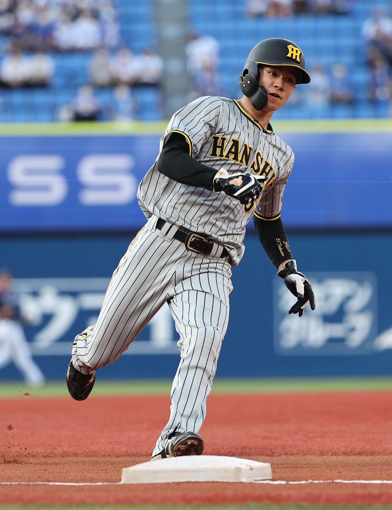 DeNA対阪神　1回表阪神無死二塁、島田の右前先制適時打で三塁を回り生還する中野（撮影・上田博志）