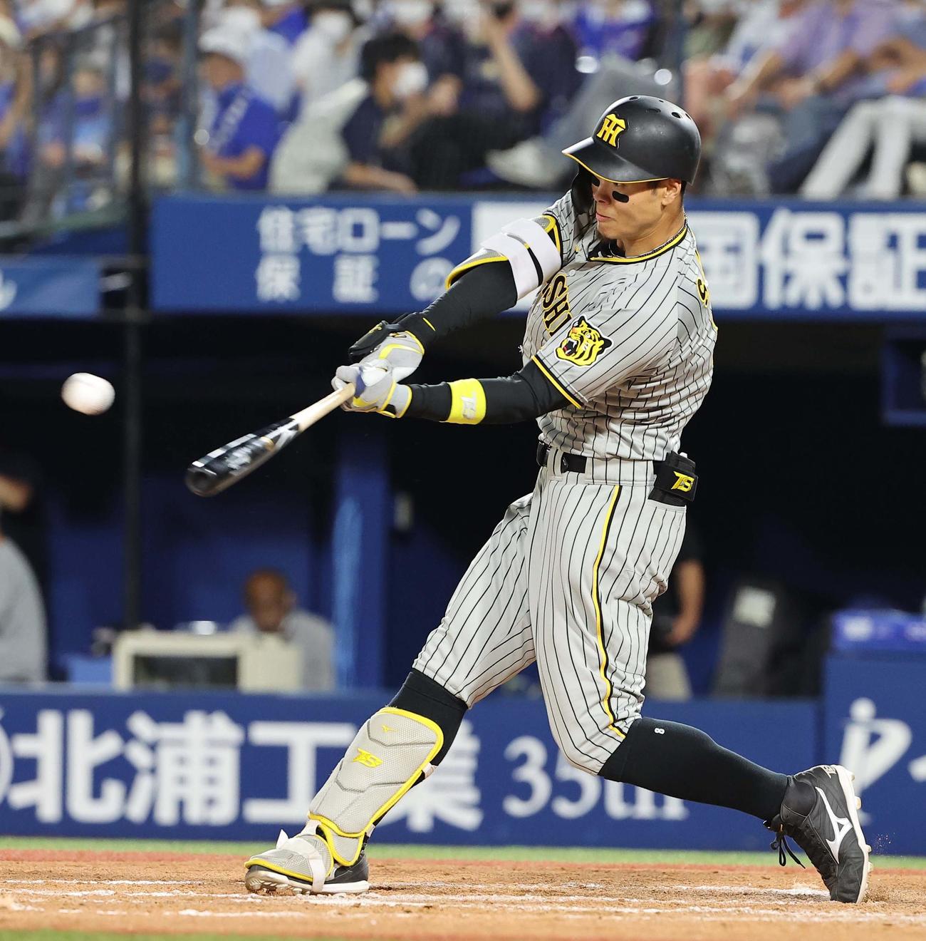 DeNA対阪神　9回表阪神1死、右翼越え二塁打を放つ佐藤輝（撮影・上田博志）