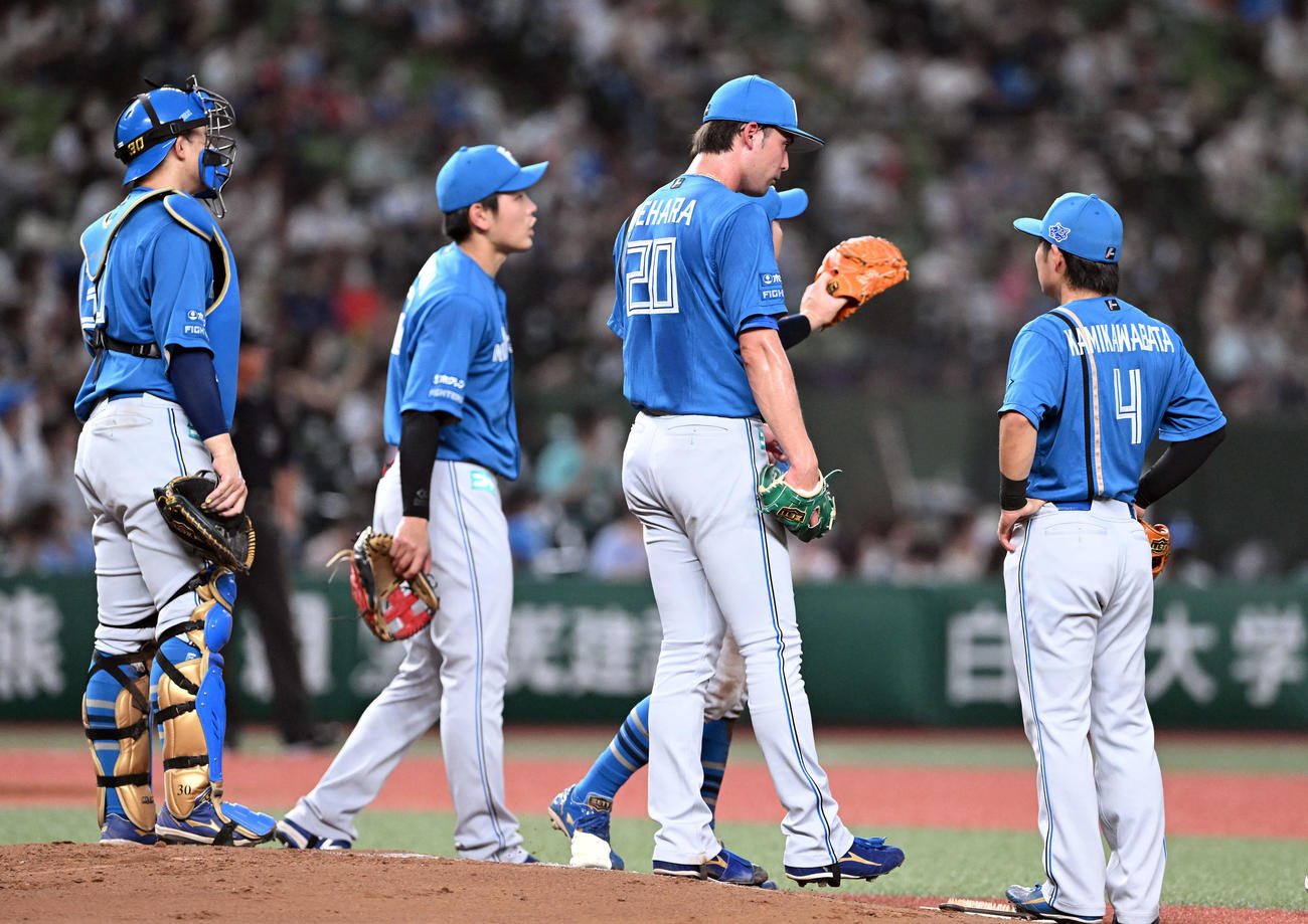 西武対日本ハム　1回、ピンチにマウンドの日本ハム先発上原（左から3人目）のもとに集まるナイン（撮影・滝沢徹郎）
