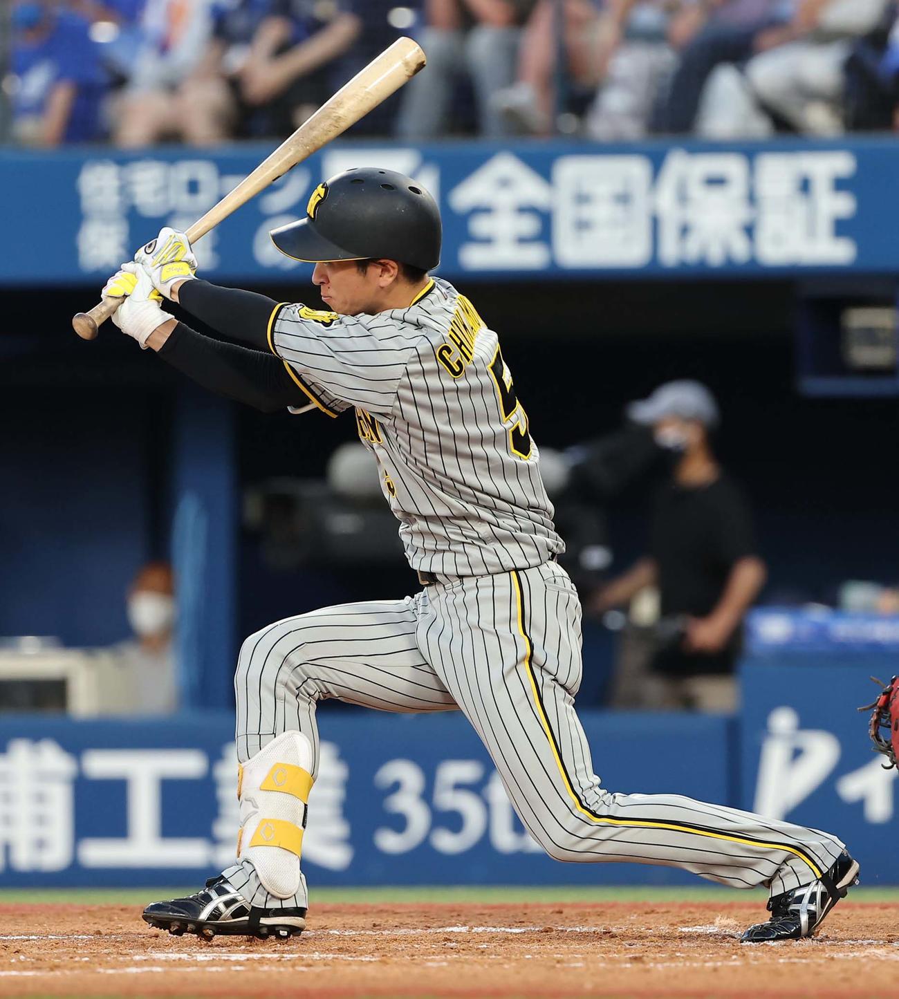 DeNA対阪神　3回表阪神2死一塁、近本は右前安打を放つ（撮影・上田博志）