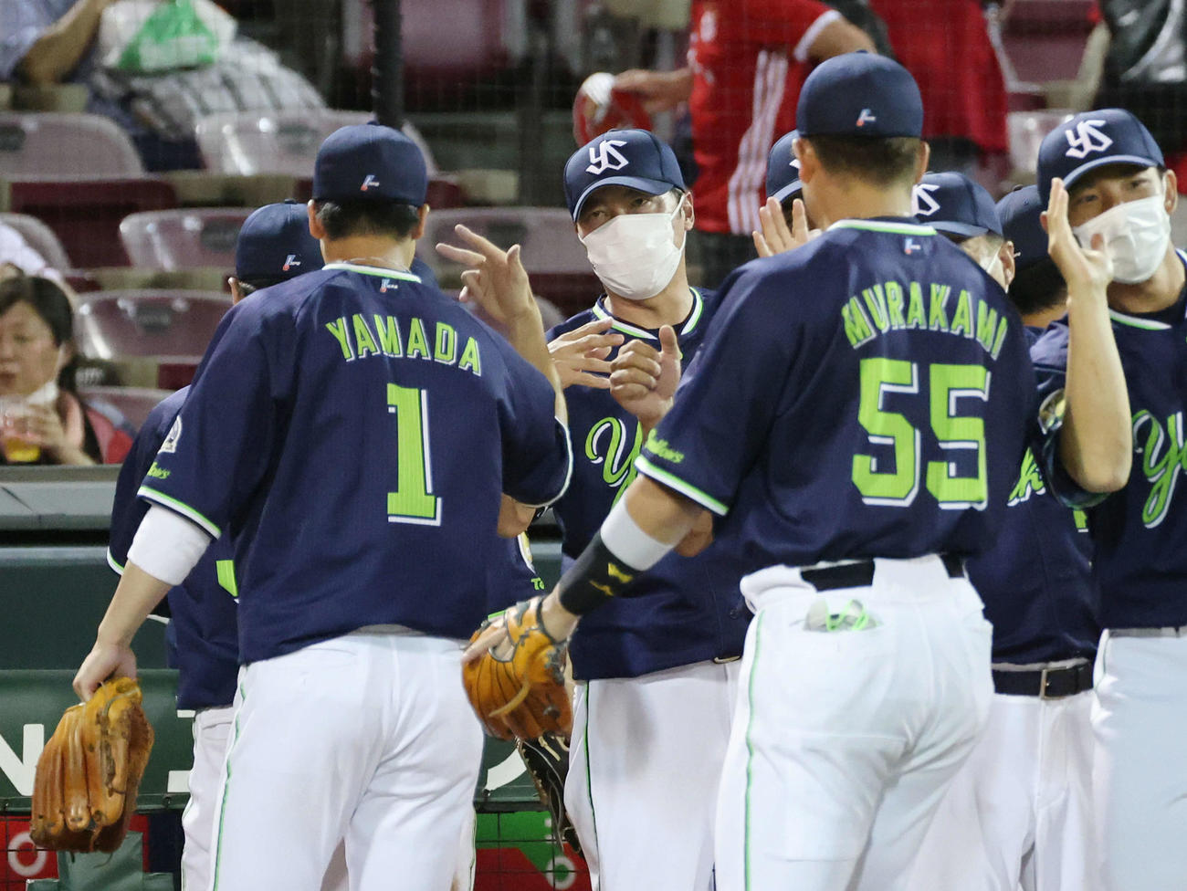 広島対ヤクルト　広島に逆転勝ちのヤクルトナインを迎える高津監督（中央）（撮影・加藤孝規）