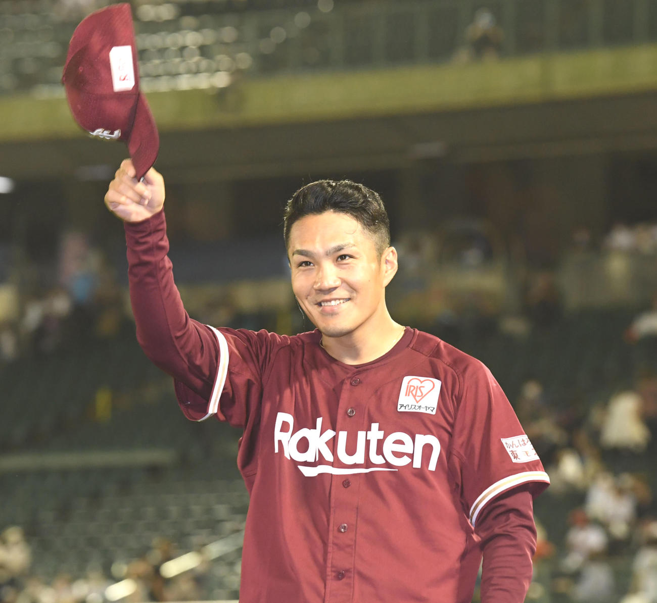 ファンの祝福に笑顔で応える楽天則本昂大（撮影・前岡正明）