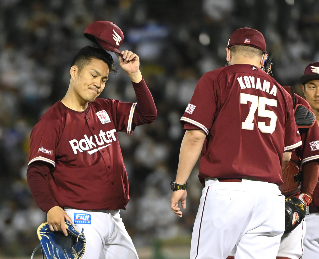 8回裏オリックス1死三塁で降板する則本昂大（左）は渋い表情（撮影・前岡正明）