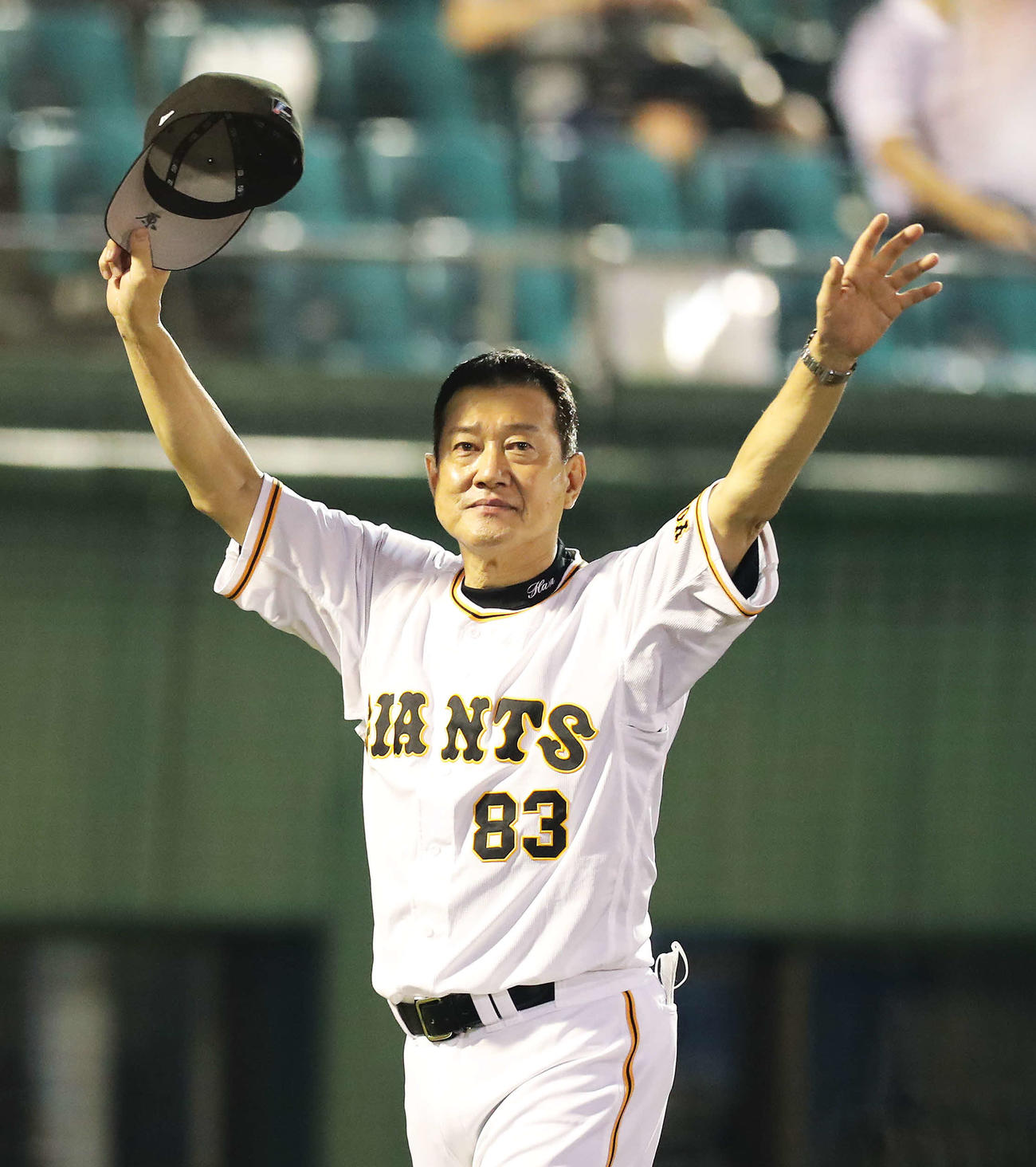巨人対中日　中日に勝利し、観客席に手を振る巨人原監督（撮影・河田真司）