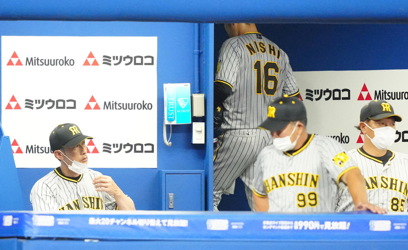 6回裏終了後、ベンチで厳しい表情の阪神矢野監督（左）（撮影・江口和貴）